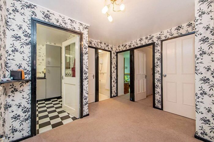 2 Bedroom Flat To Rent In Campbell Road, Mile End, London, E3