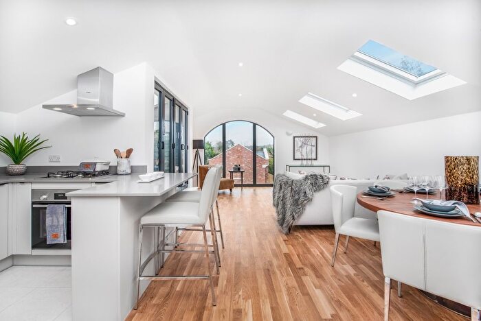 2 Bedroom Flat To Rent In Station Approach, Marlow, SL7