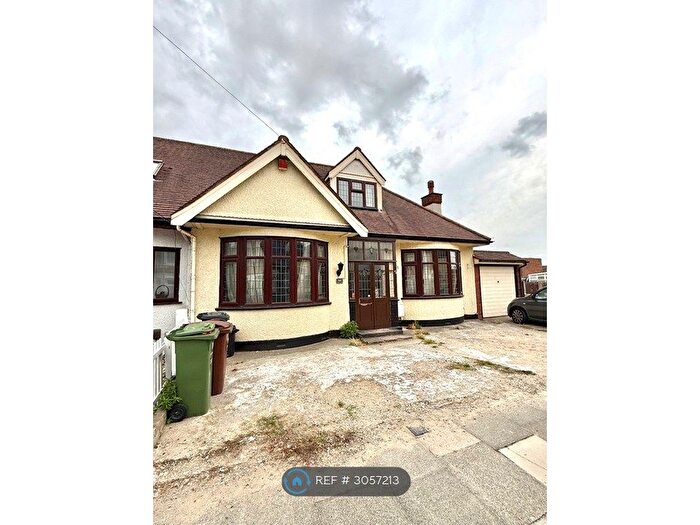 3 Bedroom Bungalow To Rent In Whalebone Grove, Romford, RM6