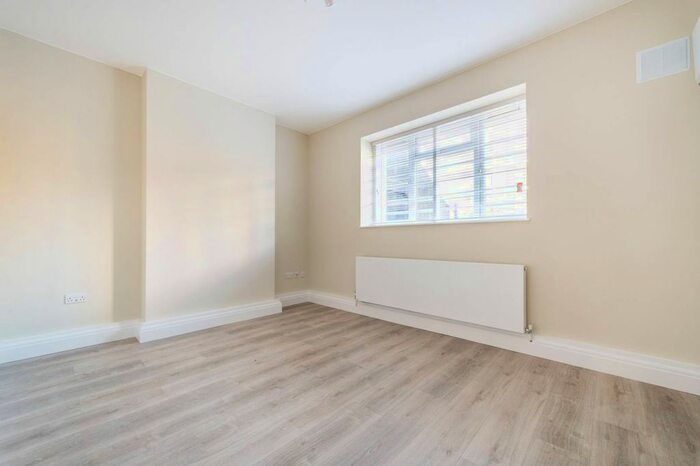 1 Bedroom Flat To Rent In Wandsworth Road, Vauxhall, London, SW8