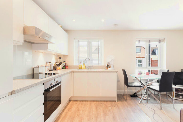 Studio To Rent In High Street, Crowthorne, RG45