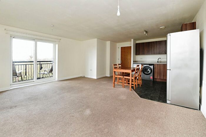 2 Bedroom Flat For Sale In Arnhem Road, Chelmsford, CM1