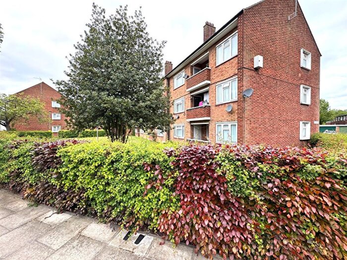 3 Bedroom Flat To Rent In Cranleigh Gardens, Southall, UB1