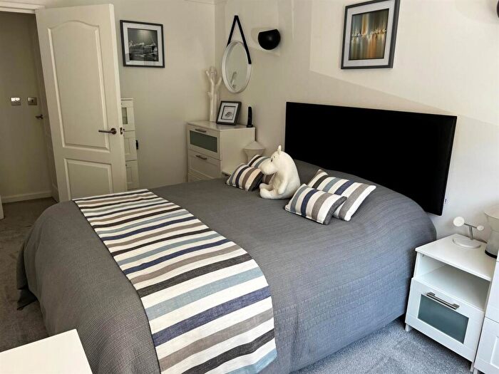 1 Bedroom Apartment For Sale In Egypt Esplanade, Cowes, PO31