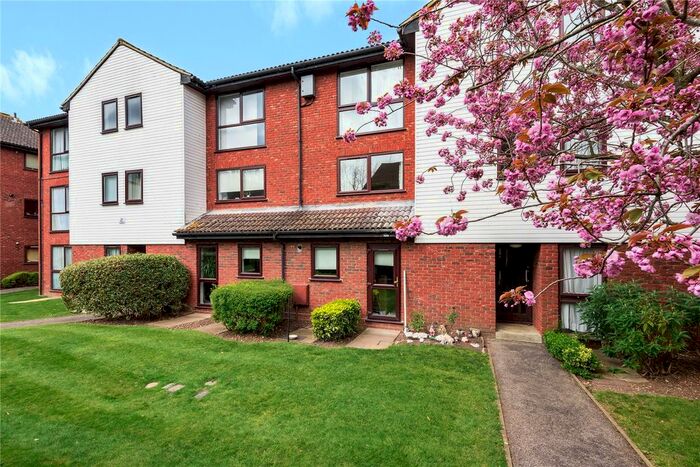 1 Bedroom Flat To Rent In Claremont, Shepperton, TW17