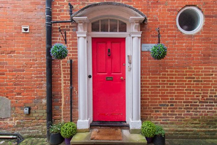 2 Bedroom Apartment For Sale In High Street, Odiham, RG29