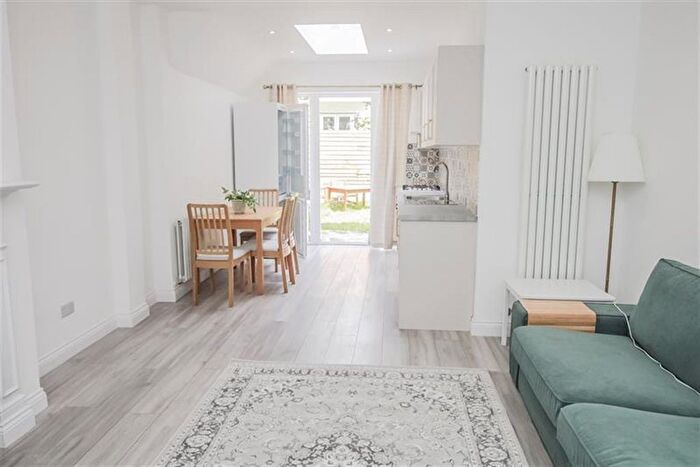 1 Bedroom Flat To Rent In Clifton Gardens, Golders Green, NW11