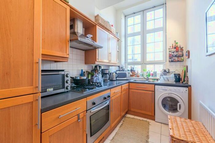2 Bedroom Flat To Rent In Ferndale Road, Clapham, London, SW4