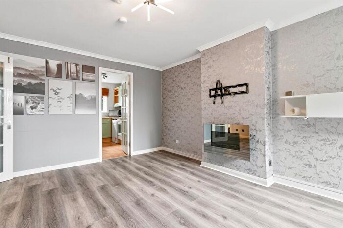 2 Bedroom Flat To Rent In Beechwood Drive, Alexandria, G83