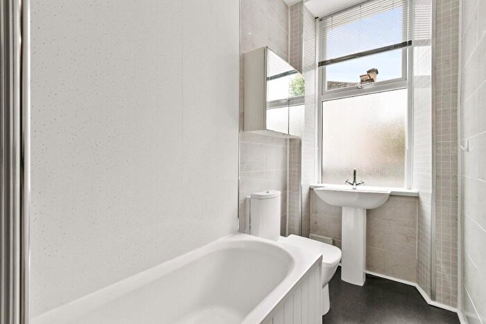 2 Bedroom Flat To Rent In Bonhill Road, Dumbarton, West Dunbartonshire, G82