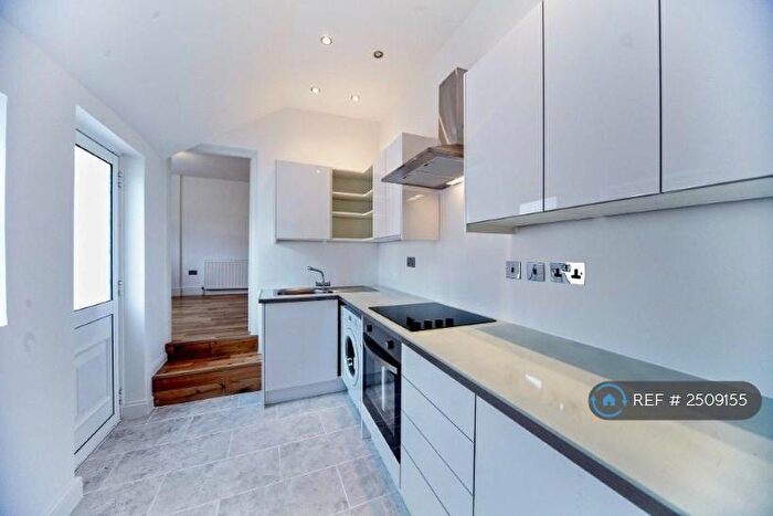 3 Bedroom Maisonette To Rent In Mitcham Road, Croydon, CR0