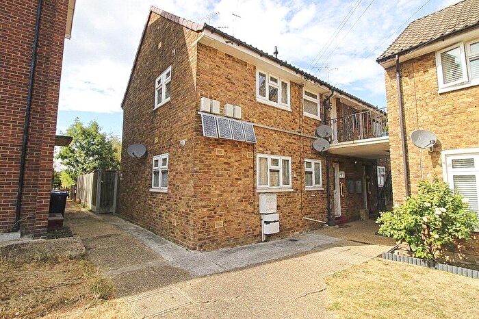 1 Bedroom Apartment For Sale In Wood Farm Close, Leigh-on-Sea, Essex, SS9