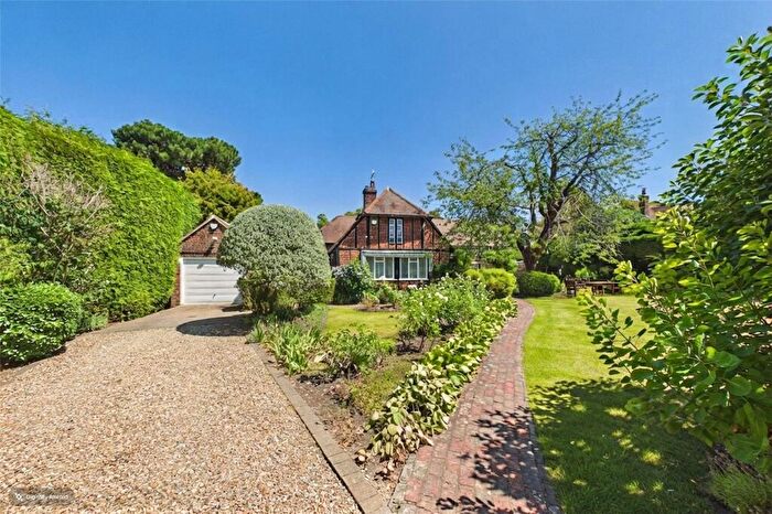 4 Bedroom Detached House For Sale In Kettlewell Close, Horsell, Surrey, GU21