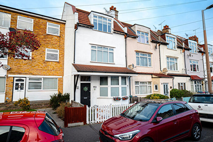 4 Bedroom Terraced House For Sale In Glendale Gardens, Leigh-on-sea, SS9