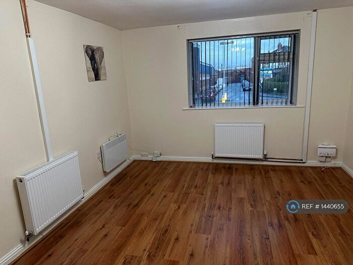 2 Bedroom Flat To Rent In Lupton Avenue, Leeds, LS9