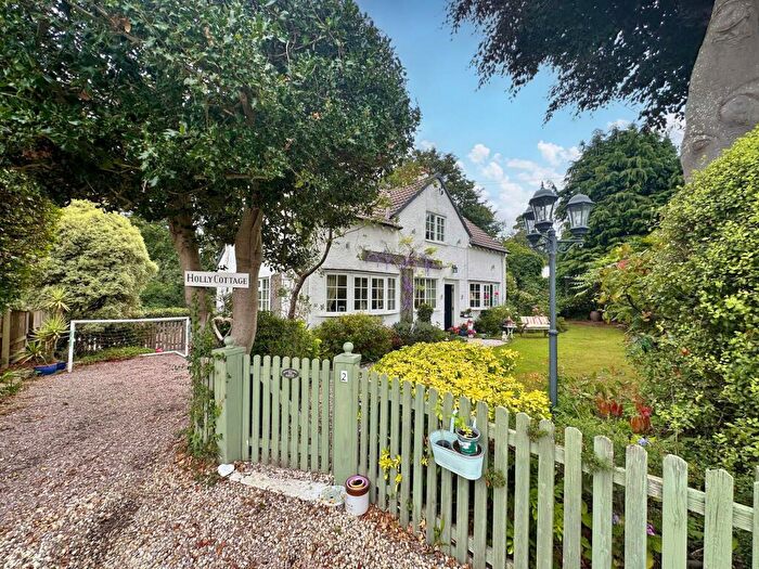 3 Bedroom Detached House For Sale In Raby Close, Heswall, CH60