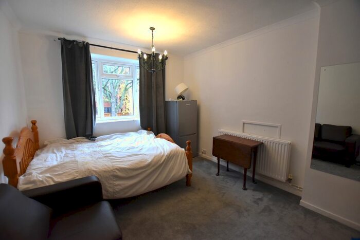 3 Bedroom Flat To Rent In Elizabeth Gardens, London, W3