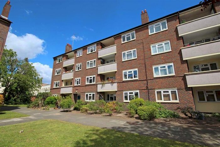 2 Bedroom Flat To Rent In Brick Farm Close, Kew, Richmond, TW9