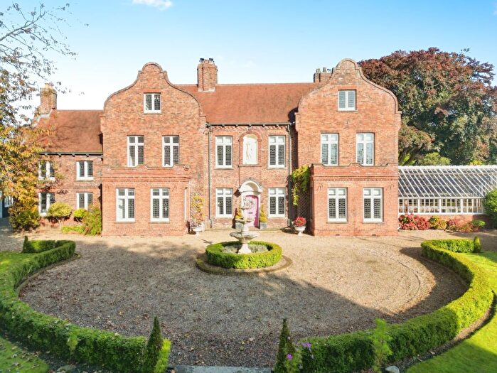 6 Bedroom Detached House For Sale In Market Place, Hornsea, HU18