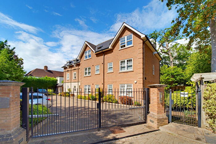 3 Bedroom Flat For Sale In Birchwood Drive, West Byfleet, KT14