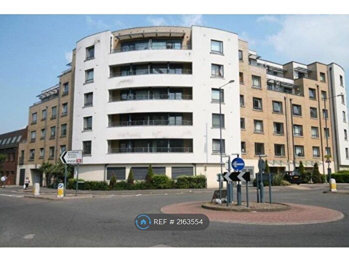 3 Bedroom Flat To Rent In Chertsey Road, Woking, GU21