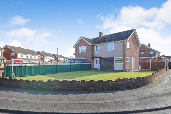 3 Bedroom Semi Detached House For Sale In Lyndale Drive, Wednesfield, Wolverhampton, WV11
