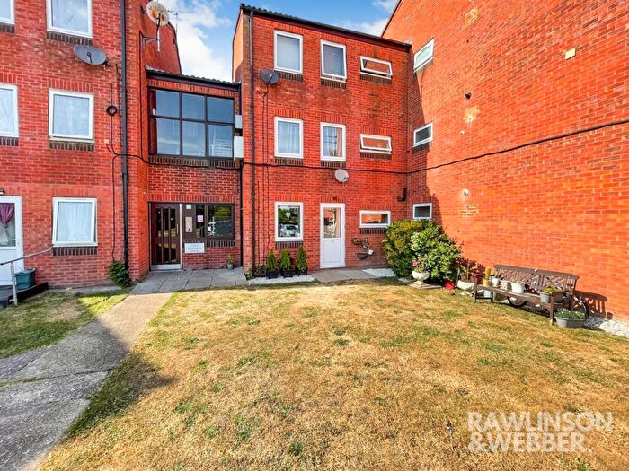 2 Bedroom Apartment For Sale In Grovelands, West Molesey, KT8