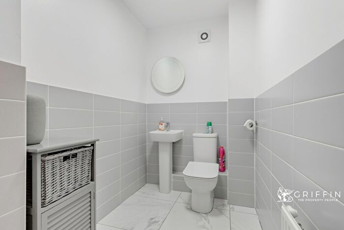 3 Bedroom Semi-Detached House For Sale In Addington Close, Stanford-Le-Hope, SS17