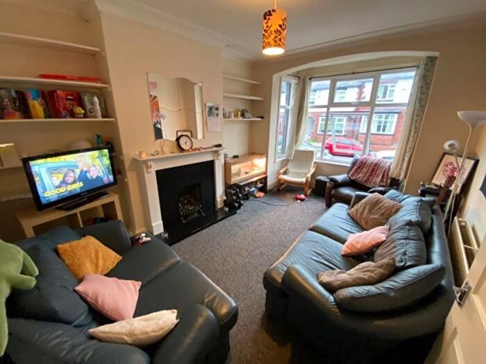 4 Bedroom Semi Detached House To Rent In Estcourt Avenue, Leeds, LS6