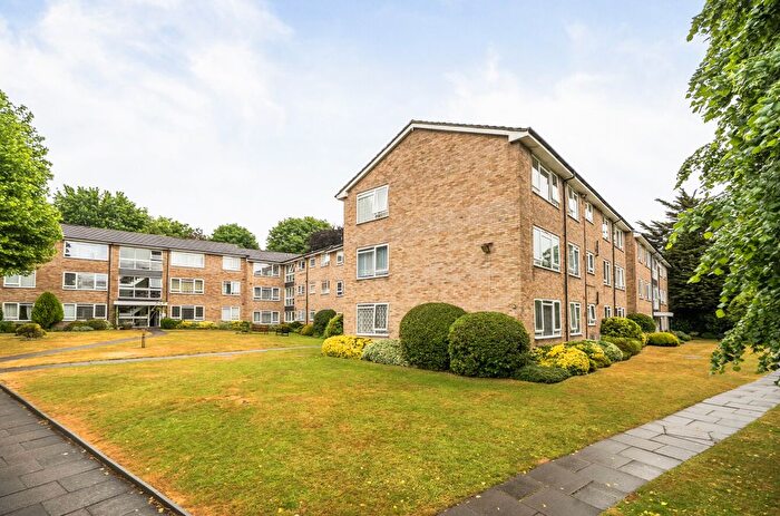 3 Bedroom Flat For Sale In Elizabeth Court, Hempstead Road, Watford, WD17