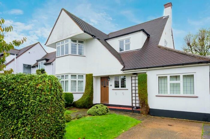 3 Bedroom Detached House To Rent In Shepherds Way, Rickmansworth, WD3