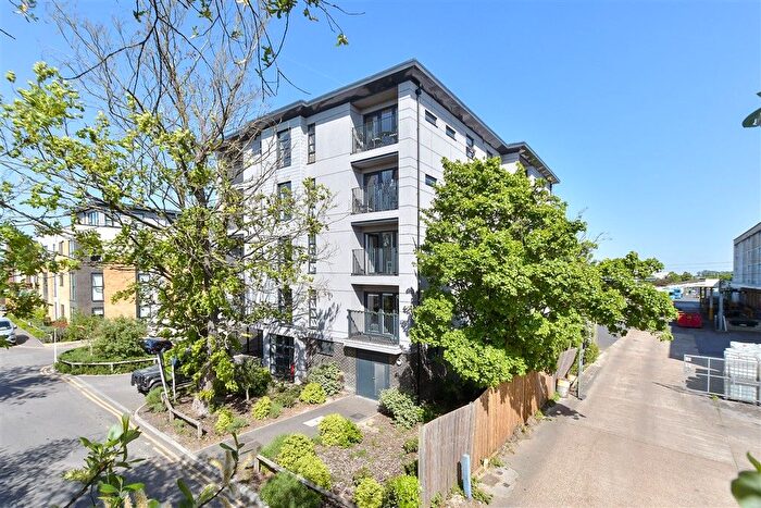 2 Bedroom Flat For Sale In Maidstone Road, Tonbridge, Kent, TN12
