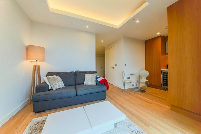 Terraced House To Rent In Park Vista Tower, Wapping Lane, London, E1W
