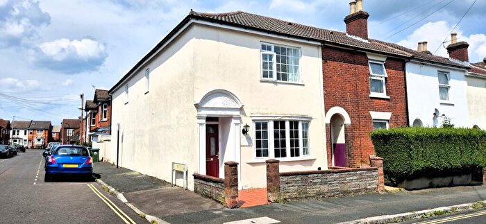 3 Bedroom End Of Terrace House To Rent In Inner Avenue, SO14