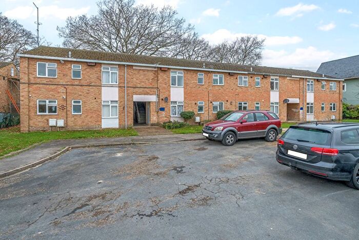 2 Bedroom Flat For Sale In Ferney Road, Byfleet, KT14
