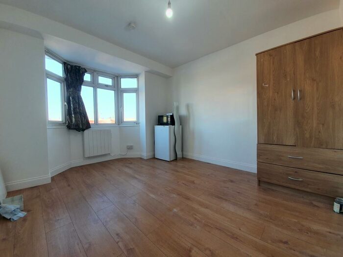 Apartment To Rent In Dale Avenue, Edgware, HA8