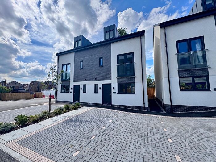 3 Bedroom Town House To Rent In Tulip Street, Nottingham, NG9