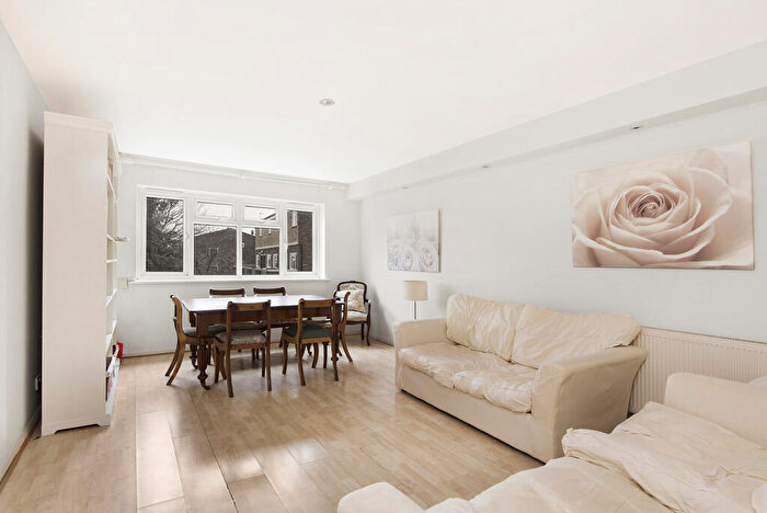 2 Bedroom Flat To Rent In Selbourne House, SW11