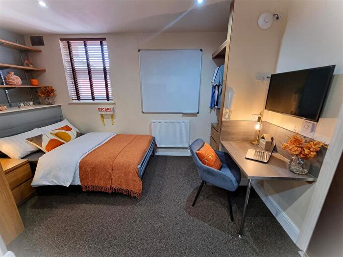 Studio To Rent In West Parade - Studio For /, LN1