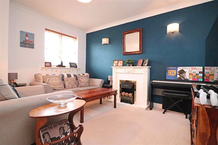 2 Bedroom Flat For Sale In Reed Drive, Redhill, RH1