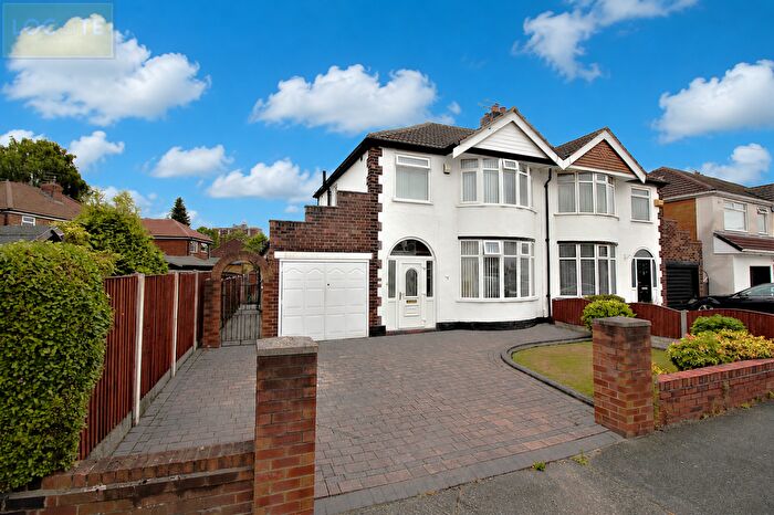 3 Bedroom Semi-Detached House For Sale In Wallingford Road, Davyhulme, M41