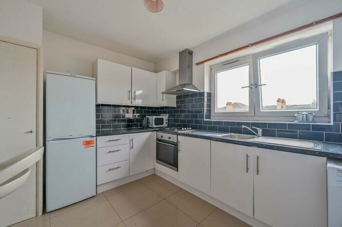 3 Bedroom Flat To Rent In Wickford Street, Bethnal Green, London, E1