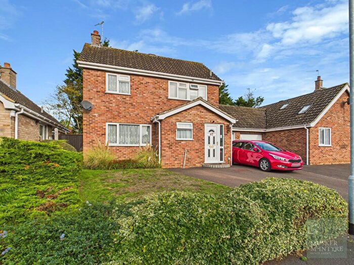 3 Bedroom Link Detached House For Sale In Pilgrims Way, Harleston, IP20