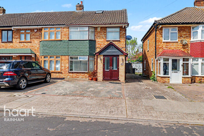 4 Bedroom End Of Terrace House For Sale In Deri Avenue, Rainham, RM13