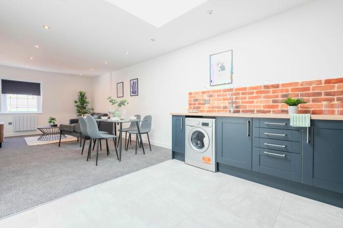 2 Bedroom Apartment To Rent In Flat, Bridgegate Residence, DN22