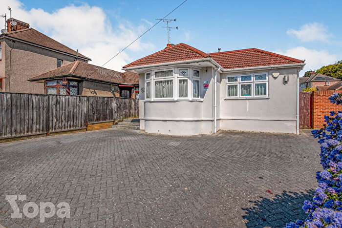 3 Bedroom Semi-Detached Bungalow For Sale In Eversley Avenue, Bexleyheath, DA7