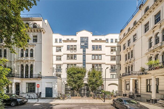 3 Bedroom Flat To Rent In Kensington Gardens Square, Notting Hill, W2