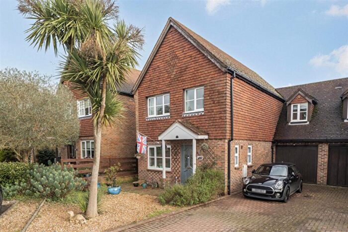 3 Bedroom Link Detached House For Sale In Hunters Mews, Fontwell, BN18
