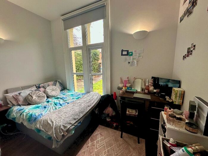 3 Bedroom Apartment To Rent In Clarendon Road, Leeds, West Yorkshire, LS2