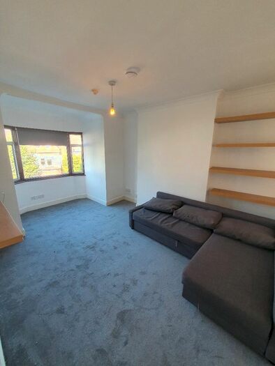 1 Bedroom Flat To Rent In Broomfield Avenue, Palmers Green, N13